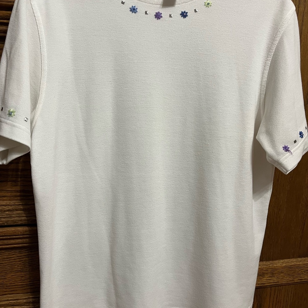 BLAST white medium top w/embellishment of flowers & silver accents, smoke free
